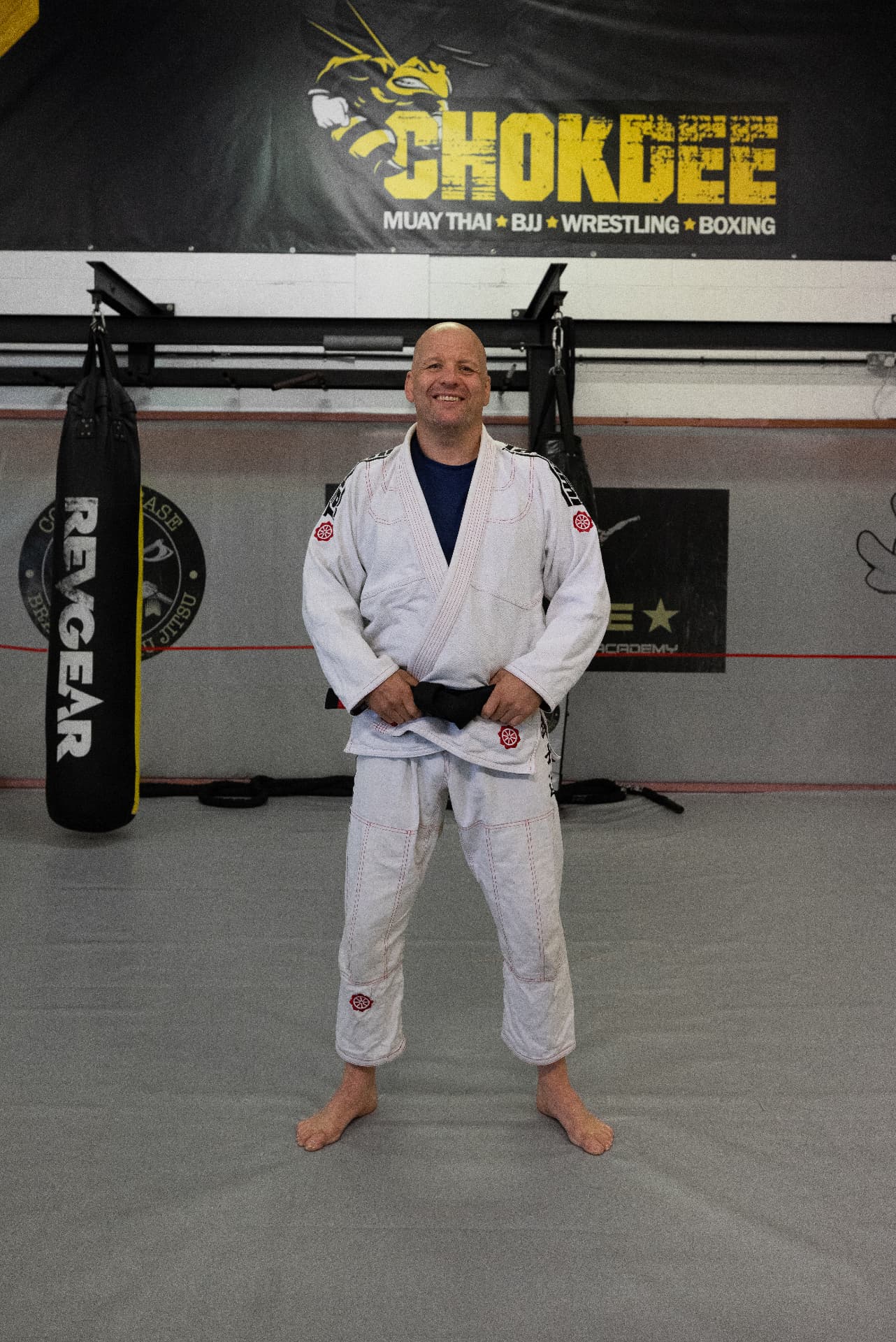 Coach Rich Cadden in his BJJ gi under the Chokdee banner